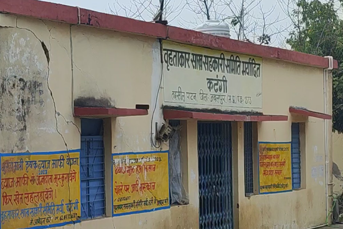 Jabalpur News : धान तो धान अब सरकारी खाद में भी फर्जीवाड़ा, धोखे से चढ़ा दिया किसानों पर लाखों का कर्ज, उच्च अधिकारियों ने दिए जांच के आदेश