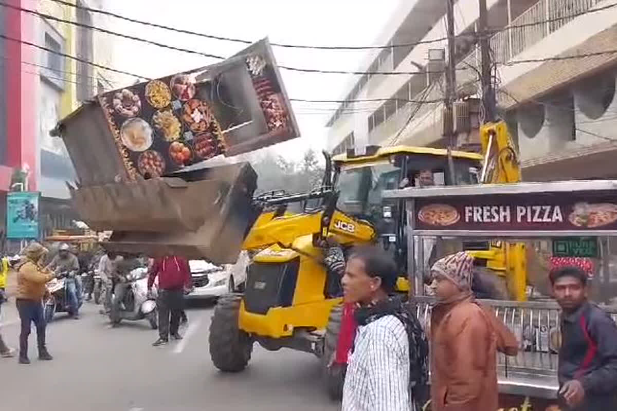 Jabalpur News: सड़कों पर उतरा नगर निगम का अमला, अवैध कब्जा धारियों के खिलाफ कार्रवाई करते हुए सामान किया जब्त