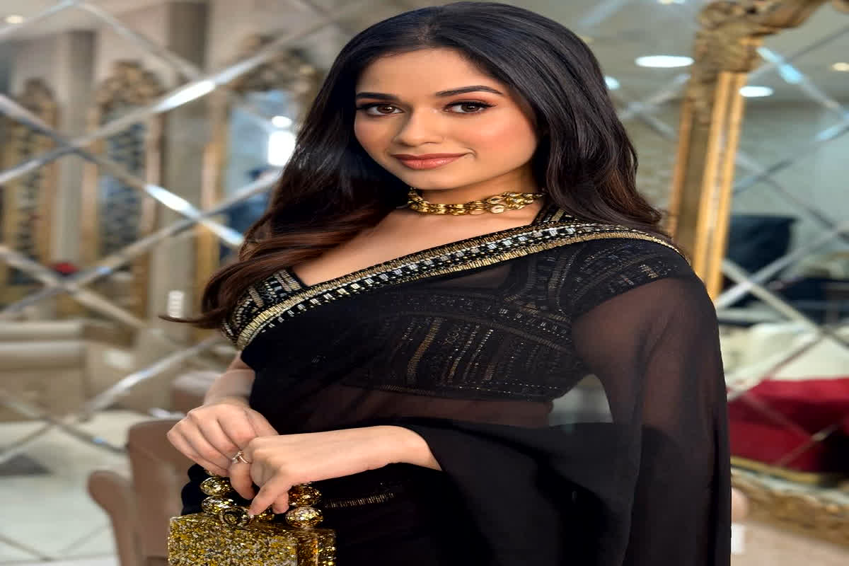 Jannat Zubair's latest photoshoot in black saree