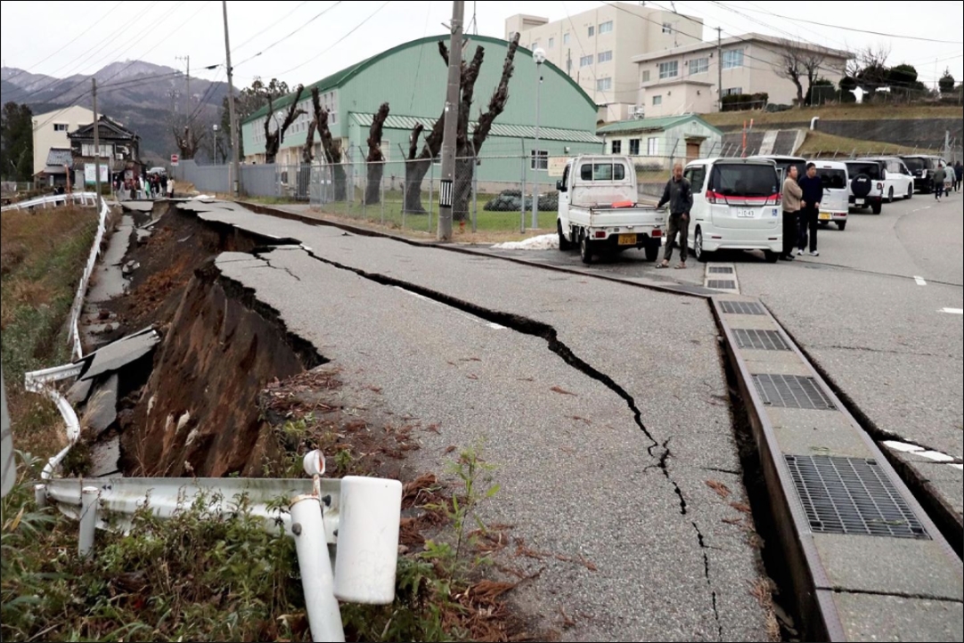 Japan Earthquake : कभी भूकंप तो कभी सुनामी..! जापान के लोगों में डर का माहौल, परिवहन हुआ प्रभावित..