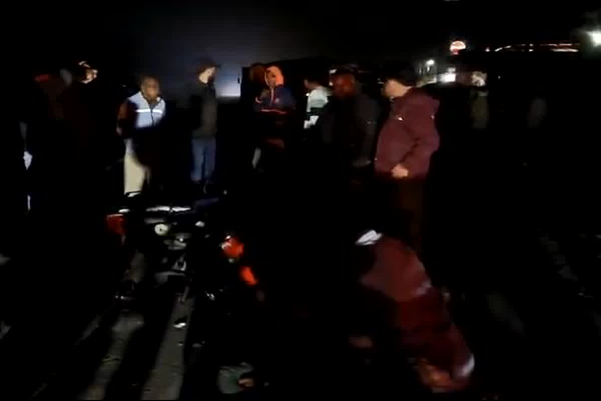 Jhabua Road Accident: दो बाइक की जबरदस्त भिंड़त में गाड़ी के परखच्चे उड़े, हादसे में बाइक सवार दंपति की मौत, दो अन्य घायल