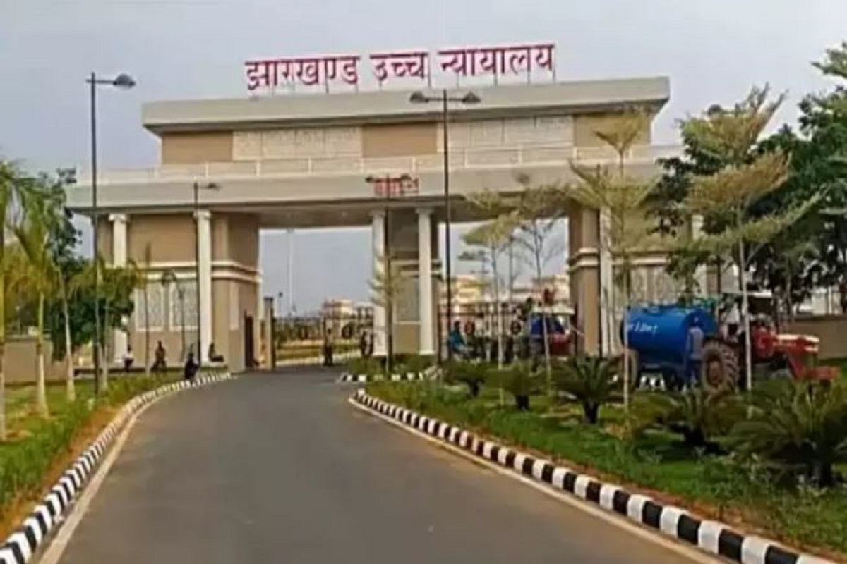 हाई कोर्ट ने मनुस्मृति का जिक्र कर पत्नी को गुजारा भत्ता देने से किया इनकार, सास की सेवा भारतीय संस्कृति