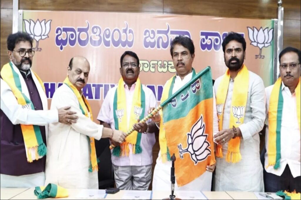 Karnataka Congress leader R. Rudraiya joins BJP