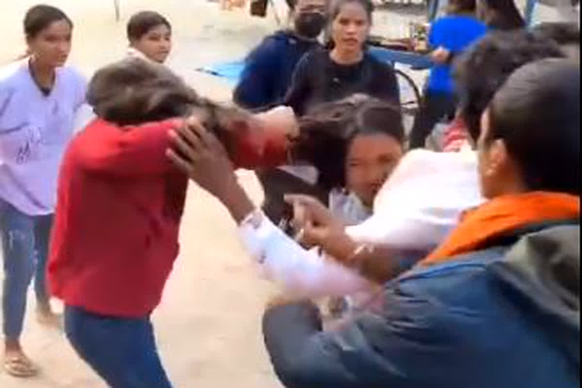 Ladkiyon ki Marpit ka Video: बीच सड़क पर युवतियों की दो गुट के बीच जमकर मारपीट, किसी ने बाल खींचे तो किसी ने सीधे पटक दिया जमीन पर