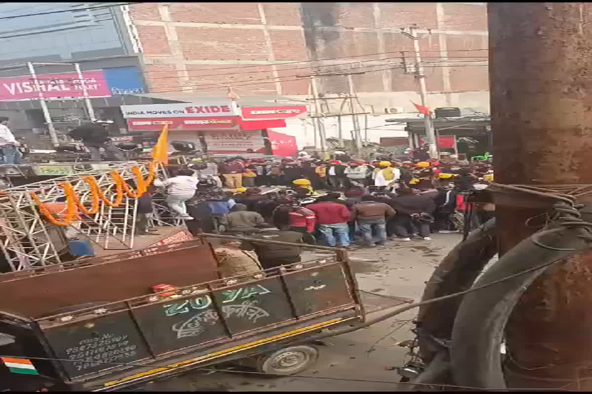 लोहड़ी शोभायात्रा के दौरान उग्र हुआ कलाकार, युवक पर हमला करने का वीडियो हो रहा वायरल