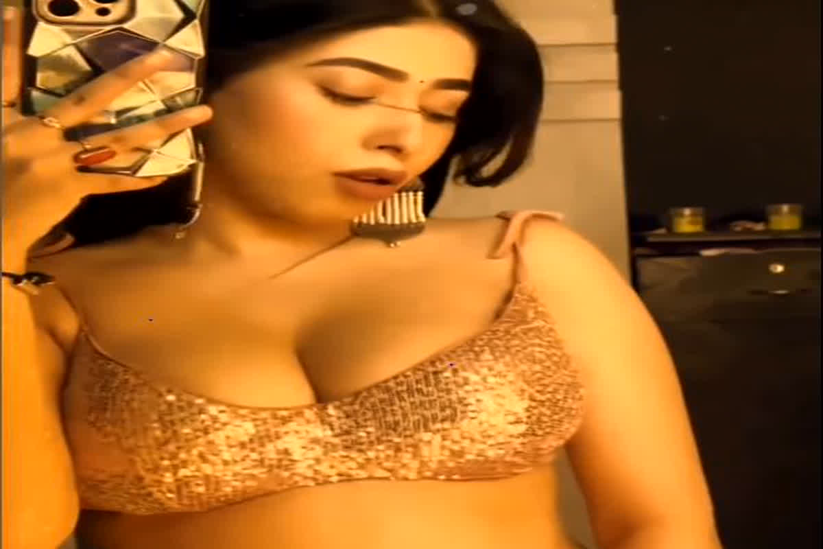 Marathi Model Sexy Video : कैमरे के सामने गिरा मराठी मॉडल का पल्लू, वीडियो देख आप भी हो जाएंगे मदहोश