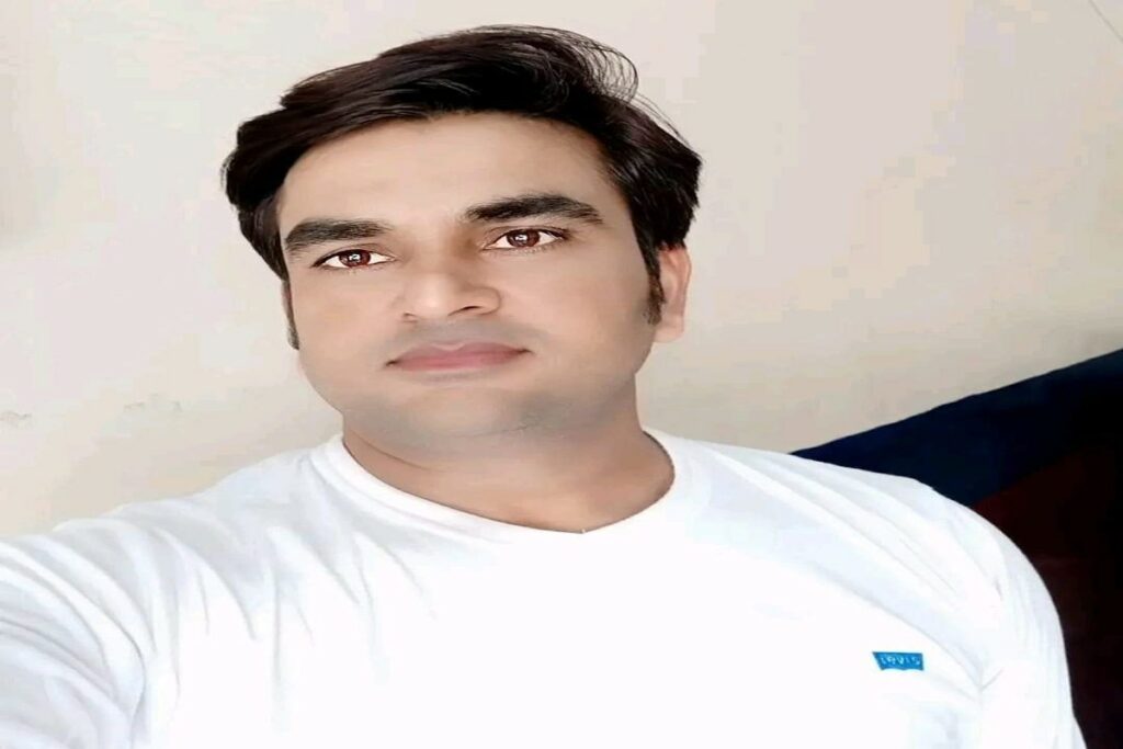 Robbers looted gold and silver by firing at bullion dealer