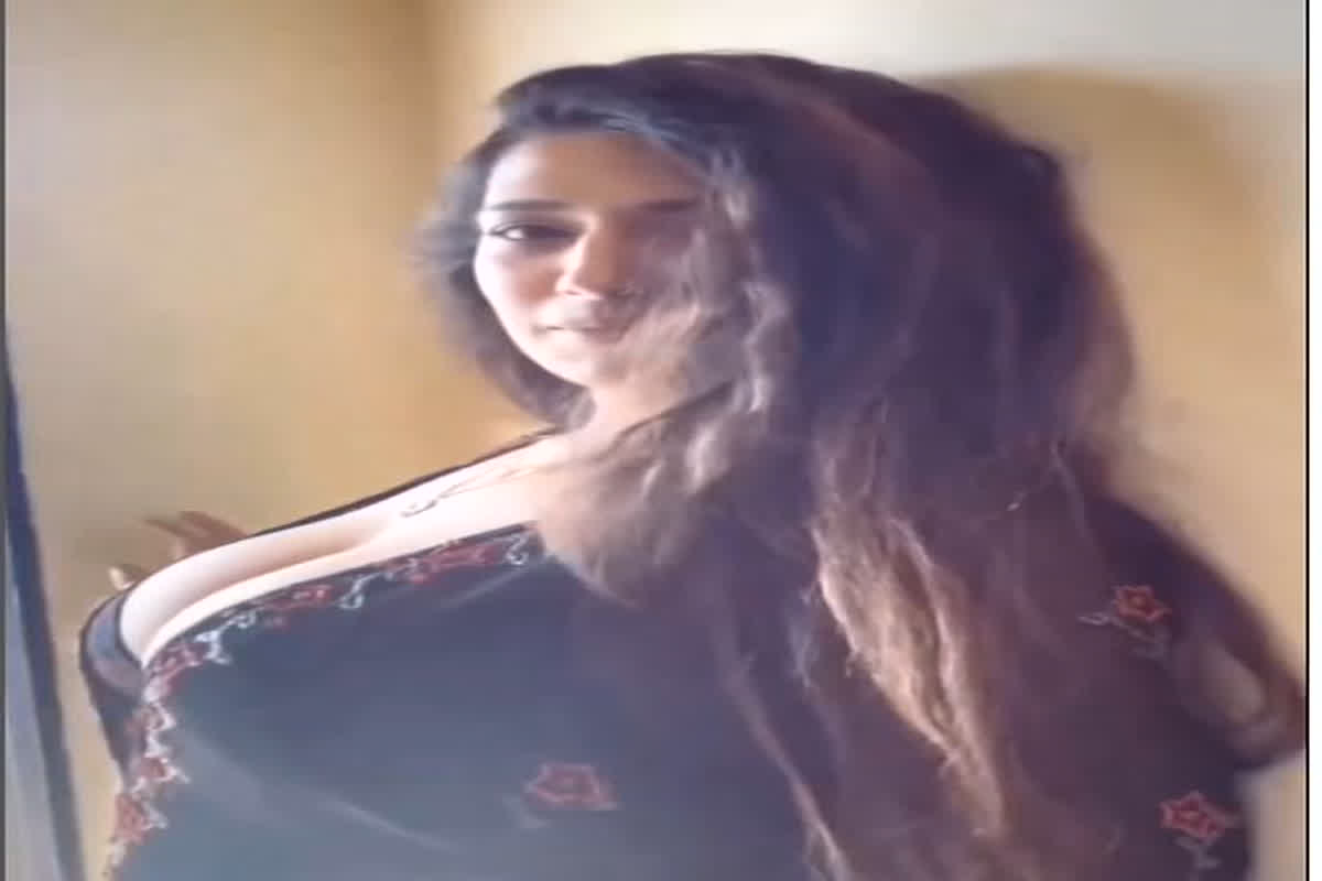 Marathi Bhabhi Sexy Video : डीप नेक कुर्ते में मराठी भाभी ने बिखेरा हुस्न का जलवा, वीडियो देख फैंस हुए मदहोश