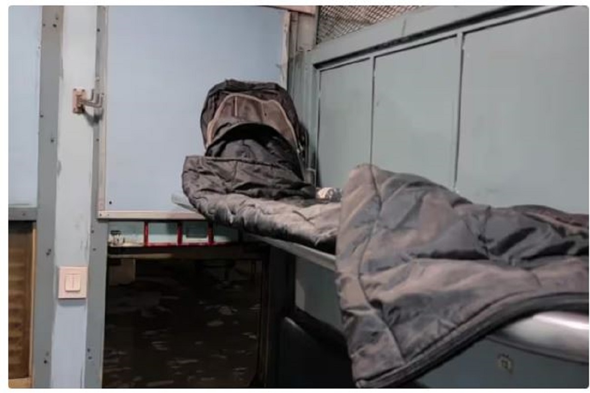 चलती ट्रेन में सोती हुई लड़की के साथ बेहद शर्मनाक हरकत करने लगा युवक, दोस्तों ने डायल किया इमरजेंसी नंबर फिर…