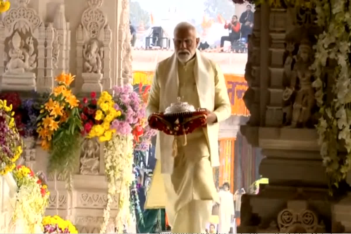 प्रधानमंत्री नरेंद्र मोदी चांदी का छत्र लेकर राम मंदिर में राललला की प्राण प्रतिष्‍ठा कार्यक्रम के लिए पहुंचे।