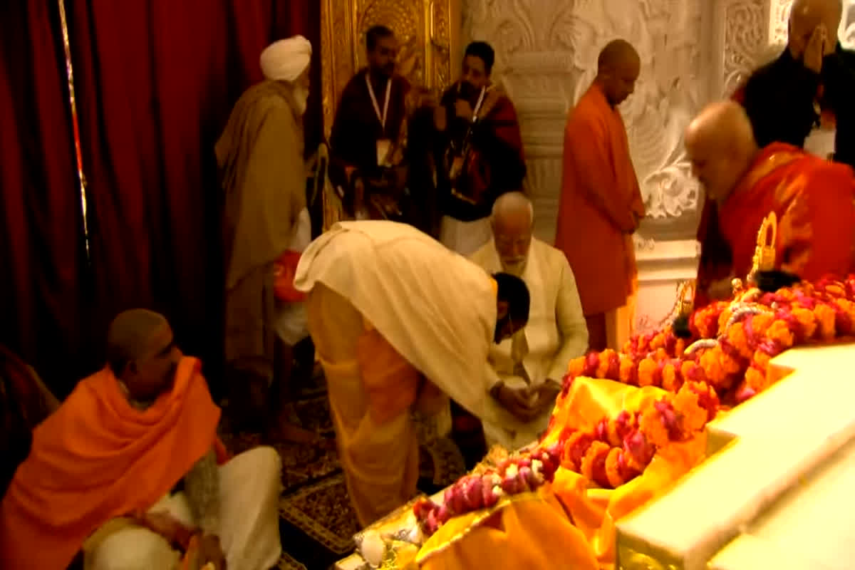 11 दिनों के अनष्ठान का पालन करते हुए प्राण प्रतिष्ठा से पहले पीएम मोदी ने पूजा सामग्री लेकर मंदिर के भीतर प्रवेश कर पूजन किया।