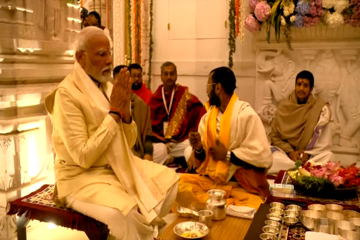 पीएम मोदी क्रीम रंग की धोती और पटका के साथ सुनहरा कुर्ता पहने हुए हैं। इसके बाद प्रधानमंत्री ने अभिषेक समारोह के लिए 'संकल्प' लिया।