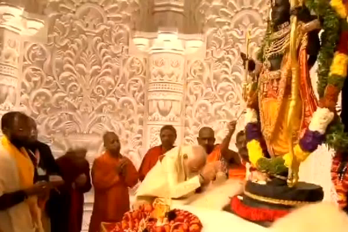 प्रधानमंत्री मोदी ने अयोध्या मंदिर में रामलला की मूर्ति की प्राण प्रतिष्ठा पर कहा कि इस दिव्य समारोह का हिस्सा बनना बड़े सौभाग्य की बात है।
