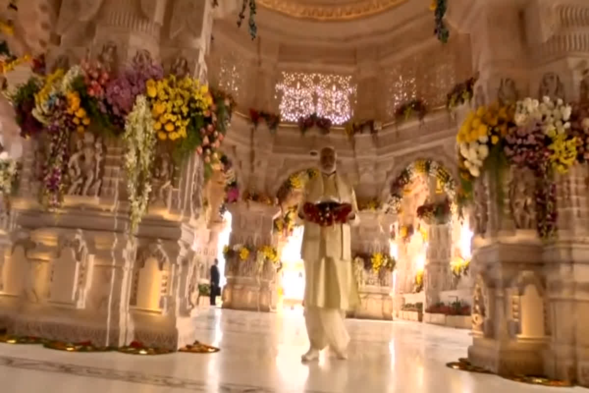 पूरी अयोध्या नगरी को हजारों क्विंटल फूलों से सजाया गया है। वहीं, भव्य राम मंदिर को 3 हजार किलो फूलों से सजाया गया है।