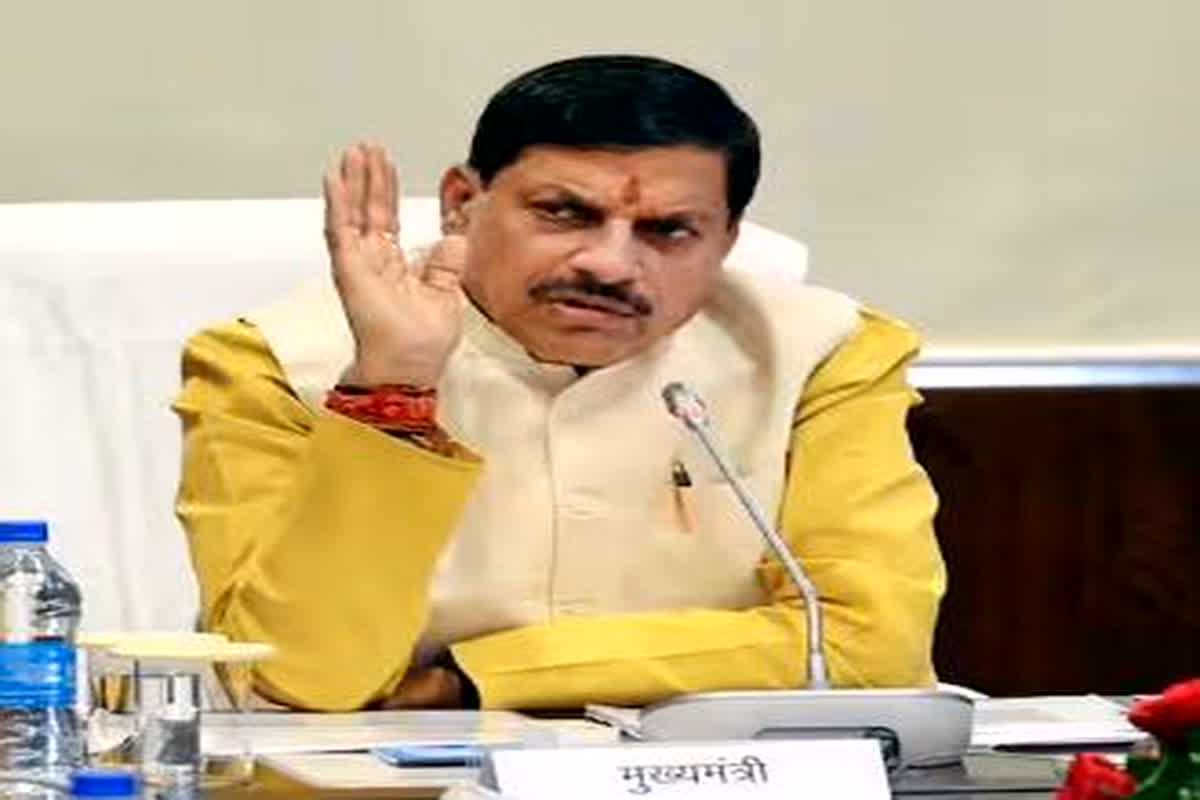 Bhopal News: अफसरों के तबादले के बाद सियासत गरमाई, बीजेपी ने कहा-‘ये गरीबों की सरकार है, लापरवाह अफसरों को बख्शा नहीं जाएगा’