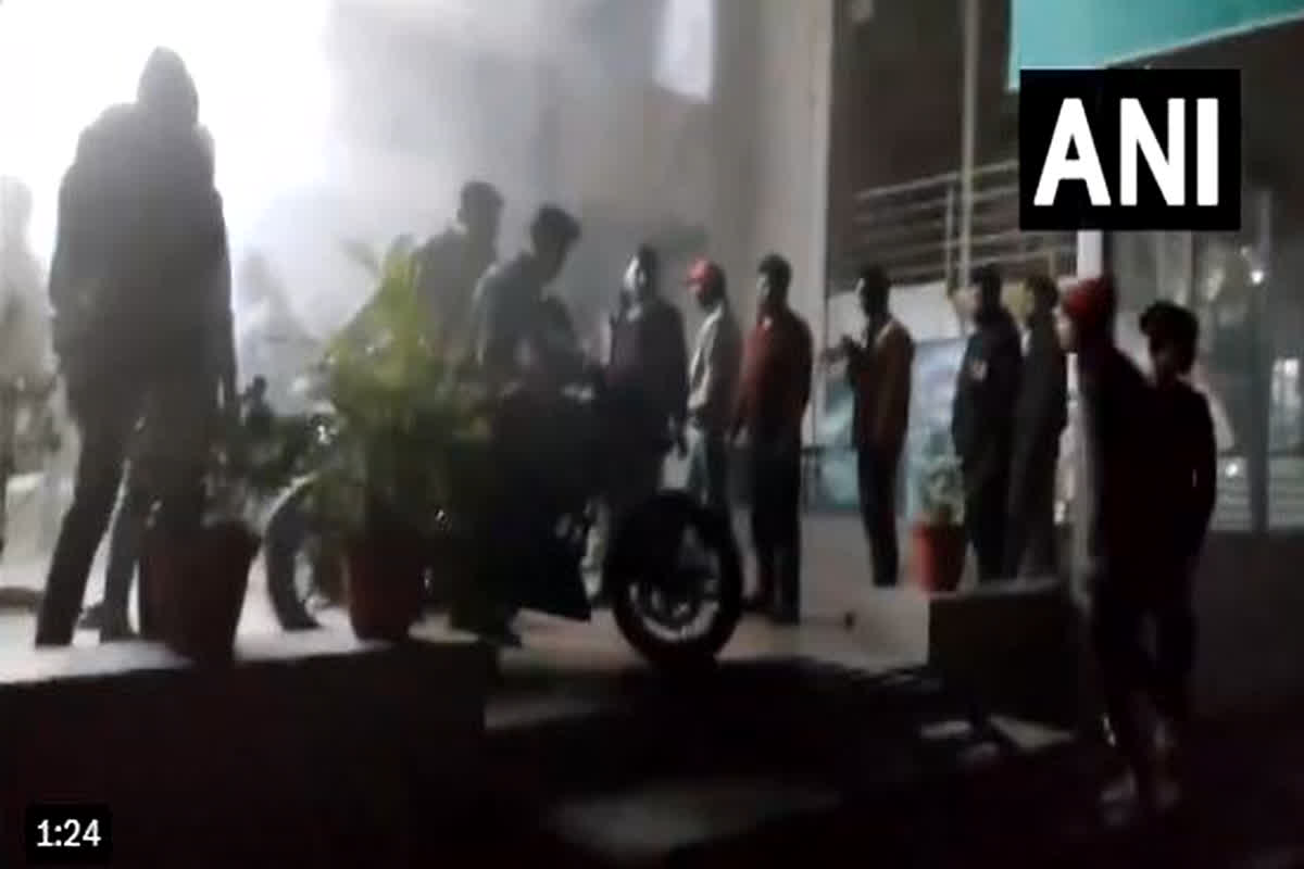 Fire in Vehicle Showroom: मोटरसाइकिल के शोरूम में लगी भीषण आग, कई गाड़ियां जलकर हुई खाक, मची अफरातफरी