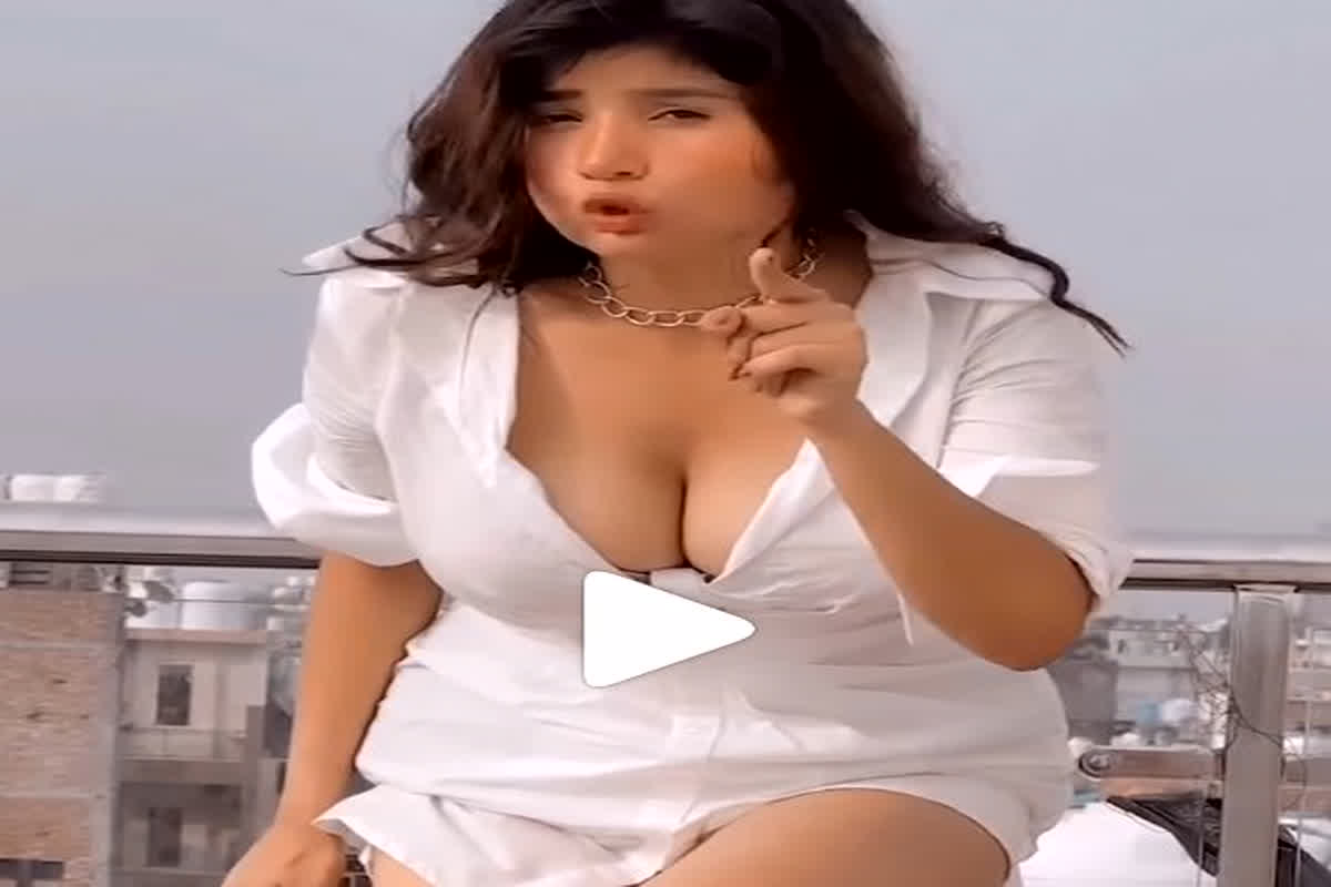 Hot Sexy Video: एक बार फिर इस सोशल मीडिया स्टार ने बिखेरा जलवा, फैंस के छुड़ाए पसीने..