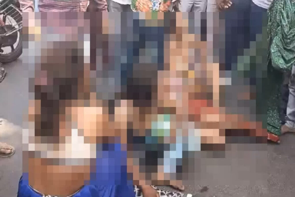 Girls Become Nude on Road