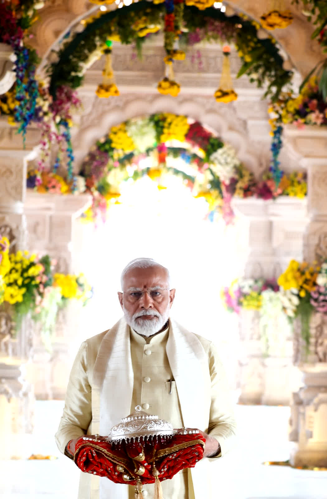 प्रधानमंत्री मोदी गर्भगृह में प्रवेश दौरान अपने हाथ में लाल रंग के कपड़े में लिपटा हुआ चांदी का छत्र भी लेकर आए।