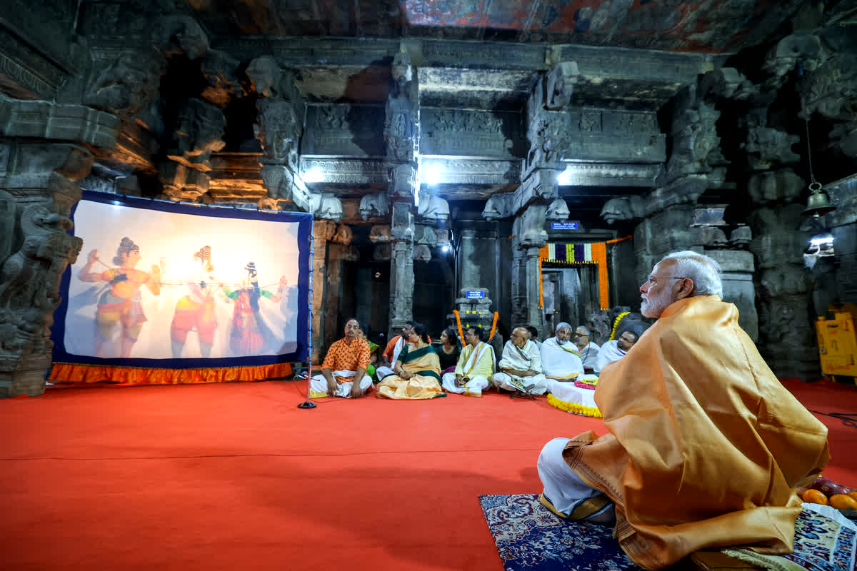 PM Modi In Virbhadra Temple : पीएम मोदी ने वीरभद्र मंदिर में की पूजा-अर्चना, रंगनाथ रामायण के छंदों और कठपुतली शो का लिया आनंद