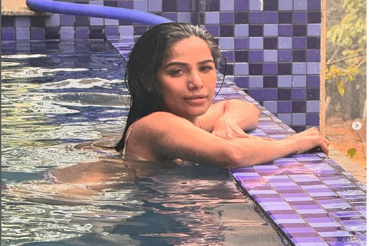 पूल के अंदर Poonam Pandey ने बनाया Sexy video, देखते ही देखते हुआ वायरल