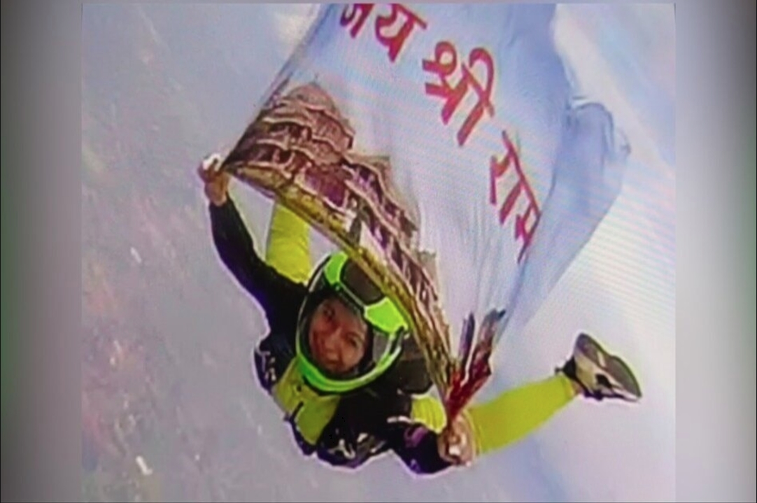 भारत की नहीं बैंकॉक में भी ‘जय श्री राम’, इस लड़की ने 13000 फीट की ऊंचाई पर लहराया रामलला का ध्वज, बनाया ये रिकॉर्ड..