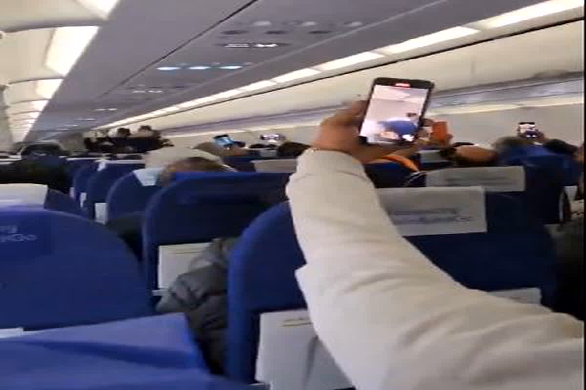 Ram Aayenge Song in Flight: आसमान में गूंजा “राम आएंगे” भजन, सोशल मीडिया पर वायरल हुआ फ्लाइट का वीडियो