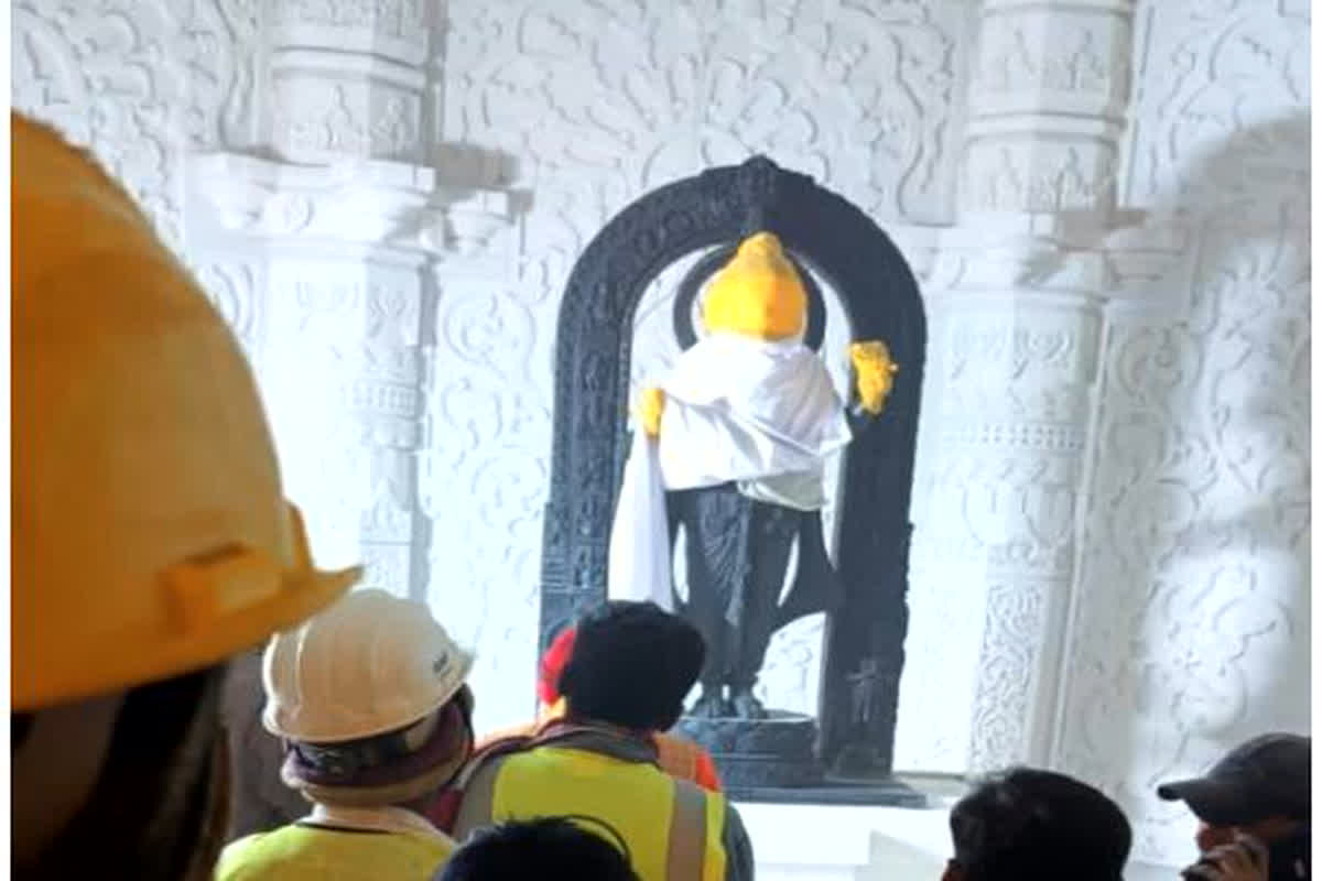 First picture from ram mandir: राम मंदिर के गर्भगृह से आई पहली तस्वीर, बालरूप में नजर आए रामलला