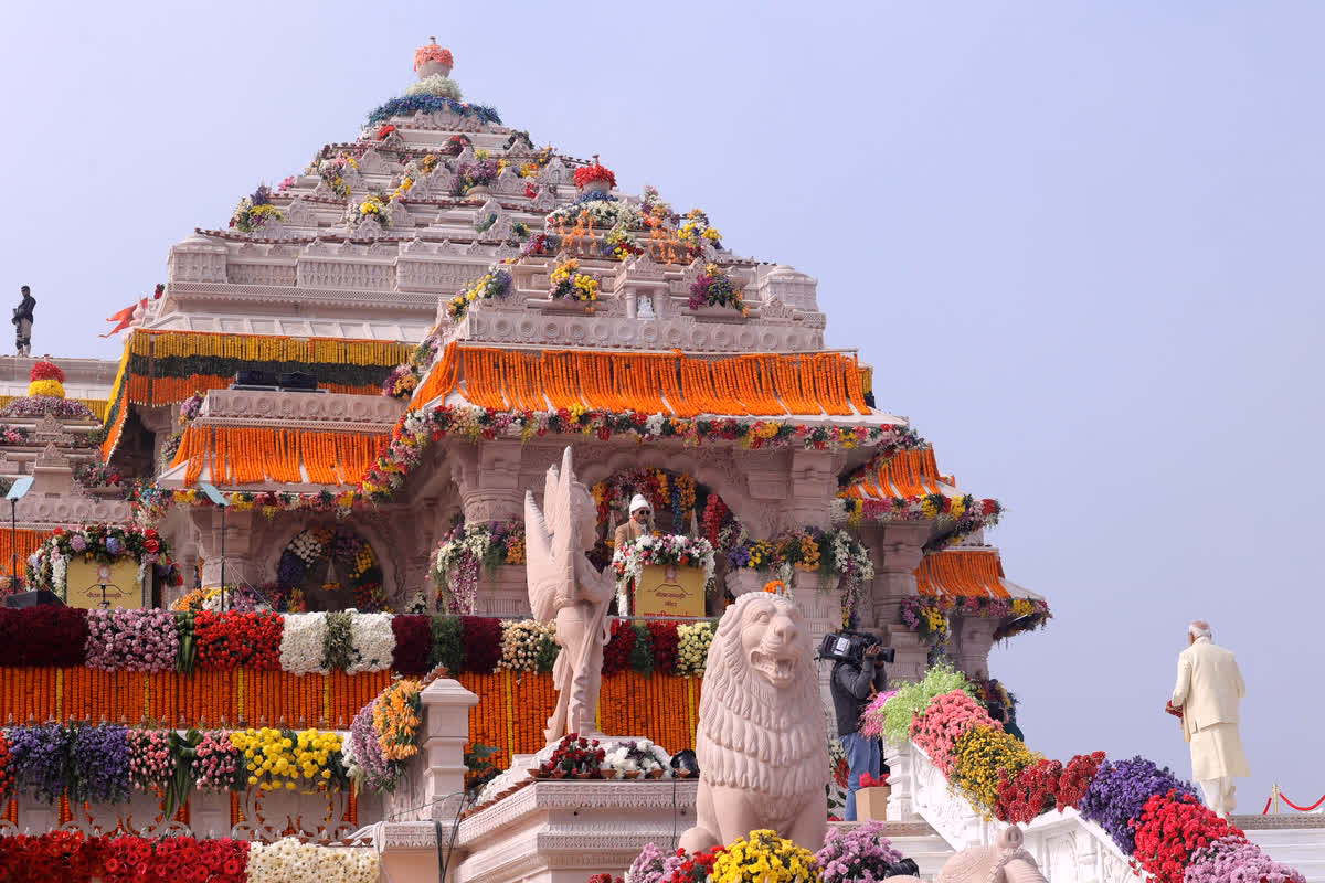 राम मंदिर की प्राण प्रतिष्ठा के लिए अयोध्या नगरी दुल्हन की तरह सजी हुई है। पूरी अयोध्या को फूलों से सजाया गया है।