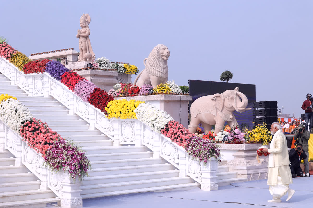 राम मंदिर की प्राण प्रतिष्ठा के लिए अयोध्या नगरी दुल्हन की तरह सजी हुई है। पूरी अयोध्या को फूलों से सजाया गया है। वहीं, भव्य राम मंदिर को 3 हजार किलो फूलों से सजाया गया है।