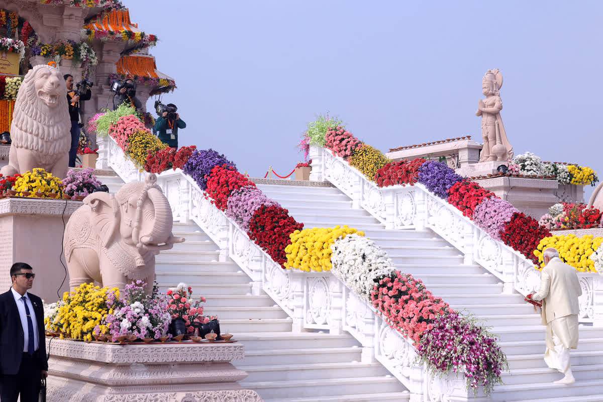 नवनिर्मित राम मंदिर के मुख्य द्वार से अंदर तक मोदी पैदल चलकर कार्यक्रम स्थल पहुंचे और गर्भगृह में प्रवेश किया।
