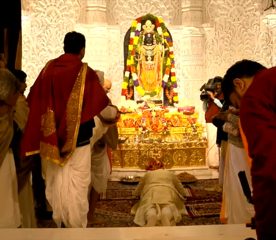 प्रधानमंत्री नरेंद्र मोदी ने रामलला की पूजा-अर्चना की। राम मंदिर में प्राण प्रतिष्ठा समारोह के दौरान प्रतिमा का अनावरण किया गया।