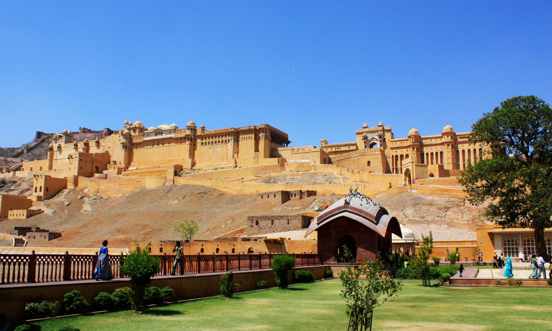 रणथंभौर: रणथंभौर किला एक प्रसिद्ध यूनेस्को विश्व धरोहर स्थल है, जिसका दौरा लगभग सभी यात्री करते हैं जो राजस्थान के इतिहास से रूबरू होना चाहते हैं। लोकप्रिय रणथंभौर राष्ट्रीय उद्यान के मध्य में स्थित, इस किले में किले को जीतने के लिए हुई लड़ाइयों का एक लंबा और उल्लेखनीय इतिहास है, जिसे दूर- दूर से पर्यटक देखने आते है।