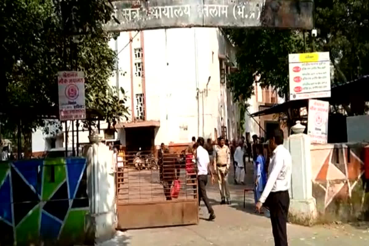 Poison in Court: महिला जज को मिला जहर की पुड़िया वाला लिफाफा! शख्स ने पत्र में दी धमकी, कोर्ट में मचा हड़कंप