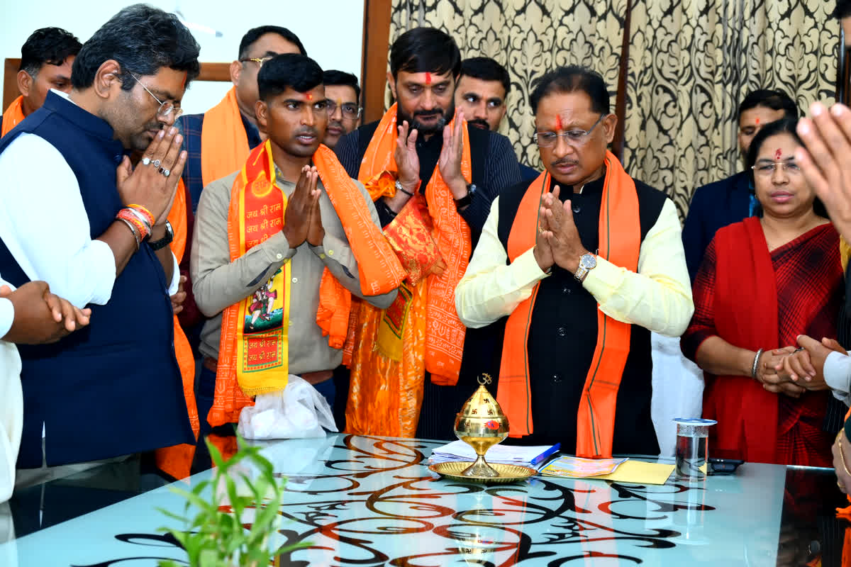 Ram Janmabhoomi: छत्तीसगढ़ पहुंची राम जन्मभूमि अयोध्याधाम से पावन ज्योति, मंत्रोच्चार के साथ सीएम साय को सौंपा