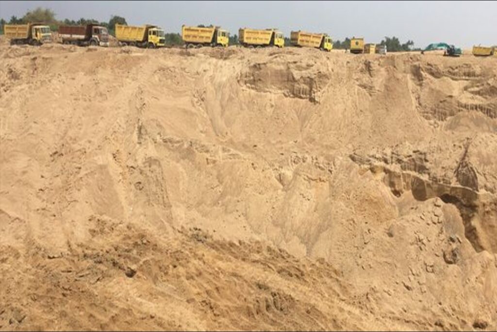 Sand mafia beat up the police