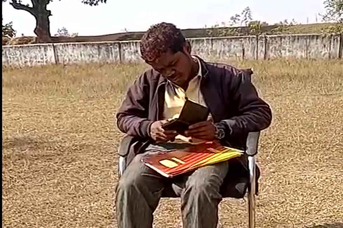 रोज नशे में धुत होकर स्कूल पहुंच रहा शिक्षक, बच्चों के साथ करता है गाली गलौज और मारपीट