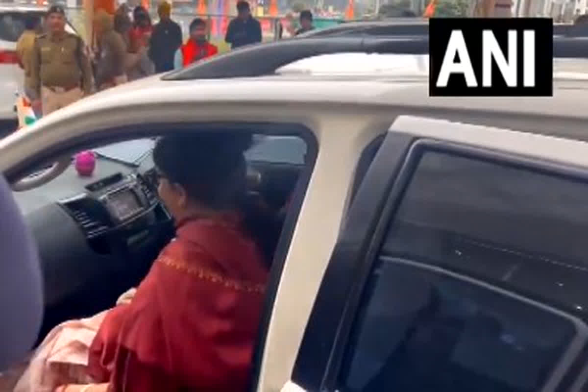 Ram mandir pran pratistha: राम मंदिर प्राण प्रतिष्ठा समारोह के लिए लग रहा VVIP का जमावड़ा, केंद्रीय मंत्री स्मृति ईरानी पहुंची लखनऊ