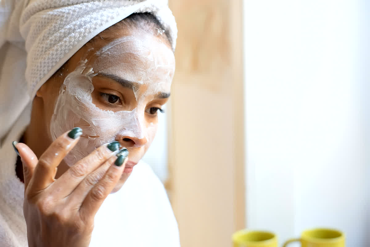 Chehre Ki Khubsurti Kaise Badhaye: खूबसूरती बनाए रखने के लिए स्पर्म से फेशियल करवा रहीं महिलाएं, तीन बार इस्तेमाल करने से दमकने लगता है चेहरा, जानिए कितना आता है खर्च?