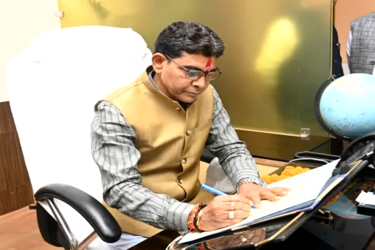 Revenue Minister Tank Ram Verma: राजस्व एवं आपदा प्रबंधन मंत्री टंकराम वर्मा ने विधिवत पूजा अर्चना के साथ ग्रहण किया पदभार