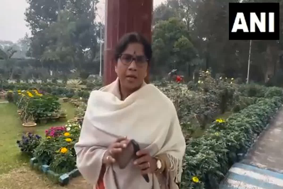 ‘हम भाजपा से अनुरोध करते हैं कि वो अपनी पुरानी आदत छोड़ दें‘, केंद्रीय मंत्री स्मृति ईरानी के बयान पर टीएमसी नेता का पलटवार