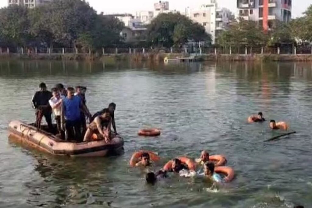 14 dead as boat capsizes in Vadodara