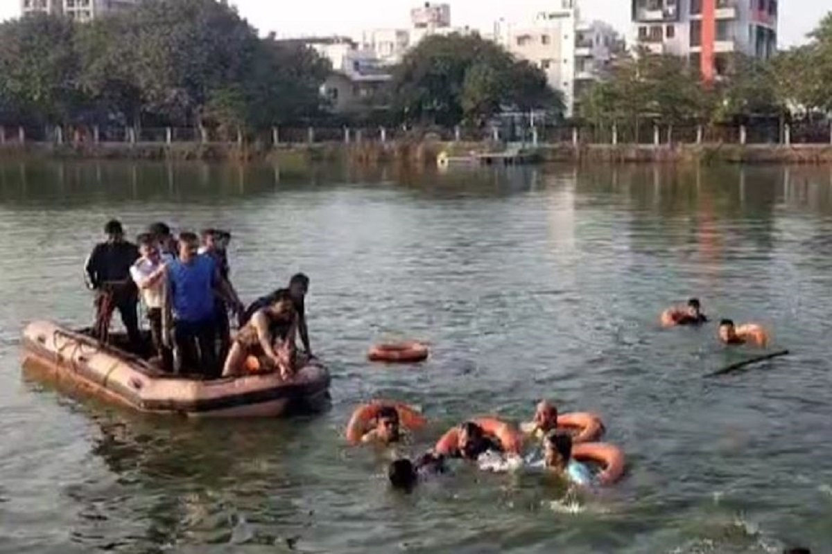Boat capsizes in Vadodara: नाव डूबने से 12 छात्रों समेत 14 की मौत, झील में डूबी स्कूली छात्रों से भरी नाव