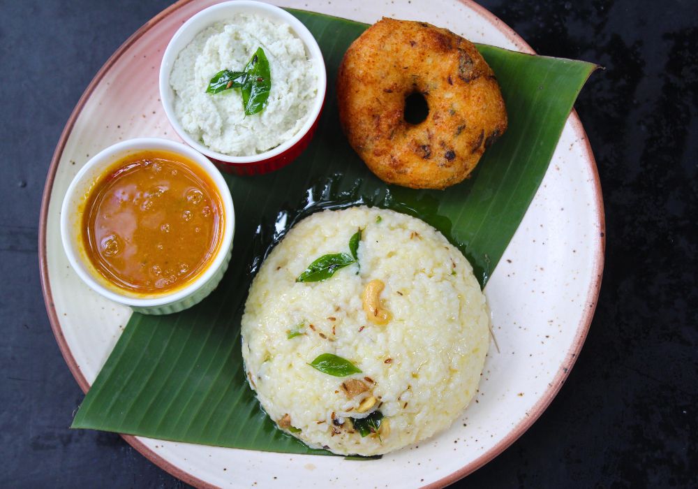 पोंगल: पोंगलएक मीठा चावल का व्यंजन है जिसे आमतौर पर श्रीलंका में सेप्शल या ओकेजनल अवसरों के दौरान खाया जाता है। इसे आमतौर पर मिट्टी के बर्तन में खुली आग पर पकाया जाता है। दूध और पानी को पहले उबाला जाता है, और तमिल मान्यताओं के अनुसार, अगर तरल बर्तन के ऊपर गिर जाता है तो यह परिवार में सौभाग्य और समृद्धि लाता है। पोंगल की तैयारी एक फैमिली अफेयर है जिसमें प्रत्येक सदस्य औपचारिक रूप से बर्तन में एक मुट्ठी चावल डालता है। इसके बाद, बचे हुए चावल को मूंग की फलियों, गन्ने की चीनी और पिसे हुए काजू के साथ पकवान में मिलाया जाता है। पोंगल को केले के पत्तों पर परोसा जाता है, और इसे खाने से पहले पूरा परिवार सूर्य देव से प्रार्थना करता है।