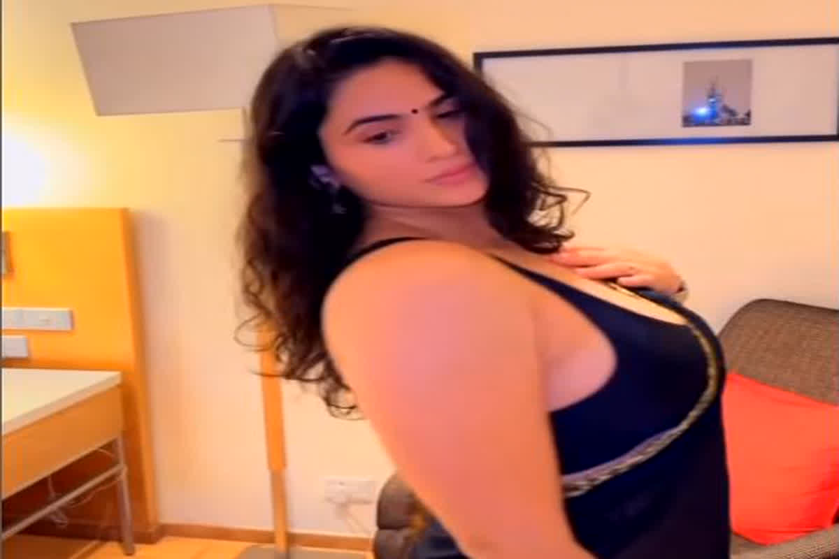 Marathi Bhabhi Sexy Video : मराठी भाभी ने ब्लैक साड़ी में बिखेरा हुस्न का जलवा, बोल्डनेस देख मचल उठेगा आपका भी दिल