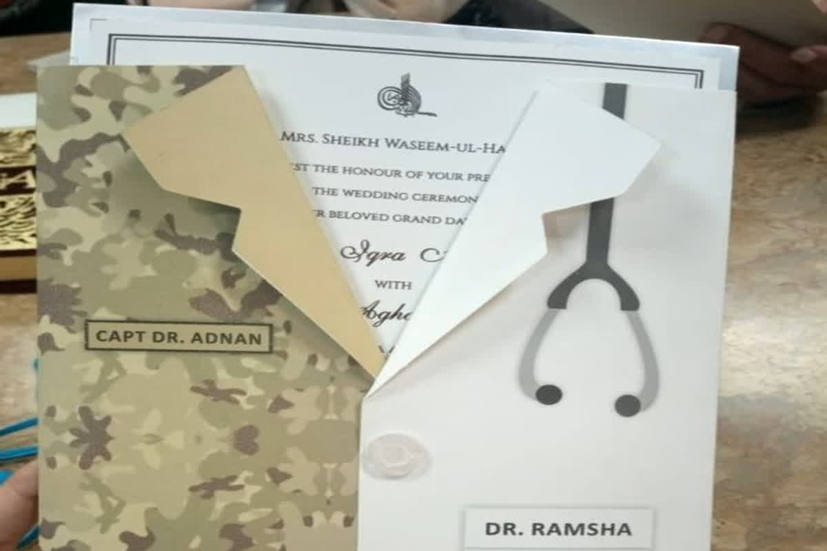 Viral Wedding Card: पहले कभी नहीं देखा होगा शादी का ऐसा यूनिक कार्ड, क्रिएटिविटी देख चकराया लोगों का दिमाग