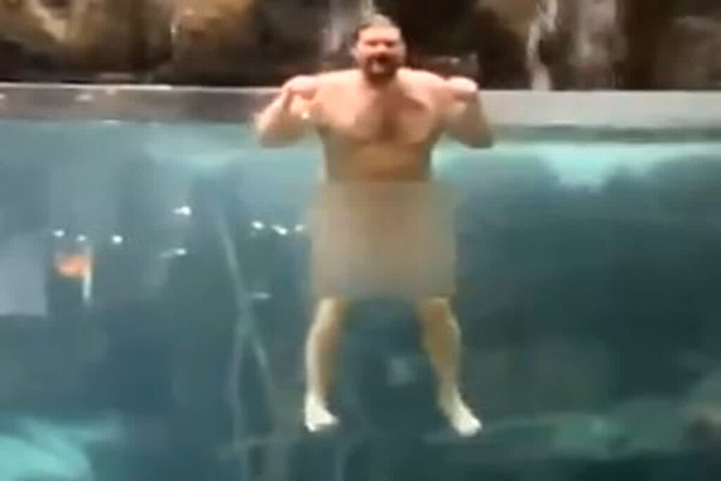 Naked Man Jumped into Aquarium