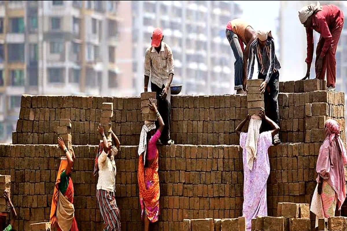 50 करोड़ कामगारों को मिलेगा बड़ा तोहफा!.. सरकार कर सकती है न्यूनतम वेतन में वृद्धि