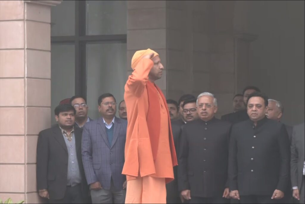 CM Yogi Adityanath hoisted the flag in Lucknow