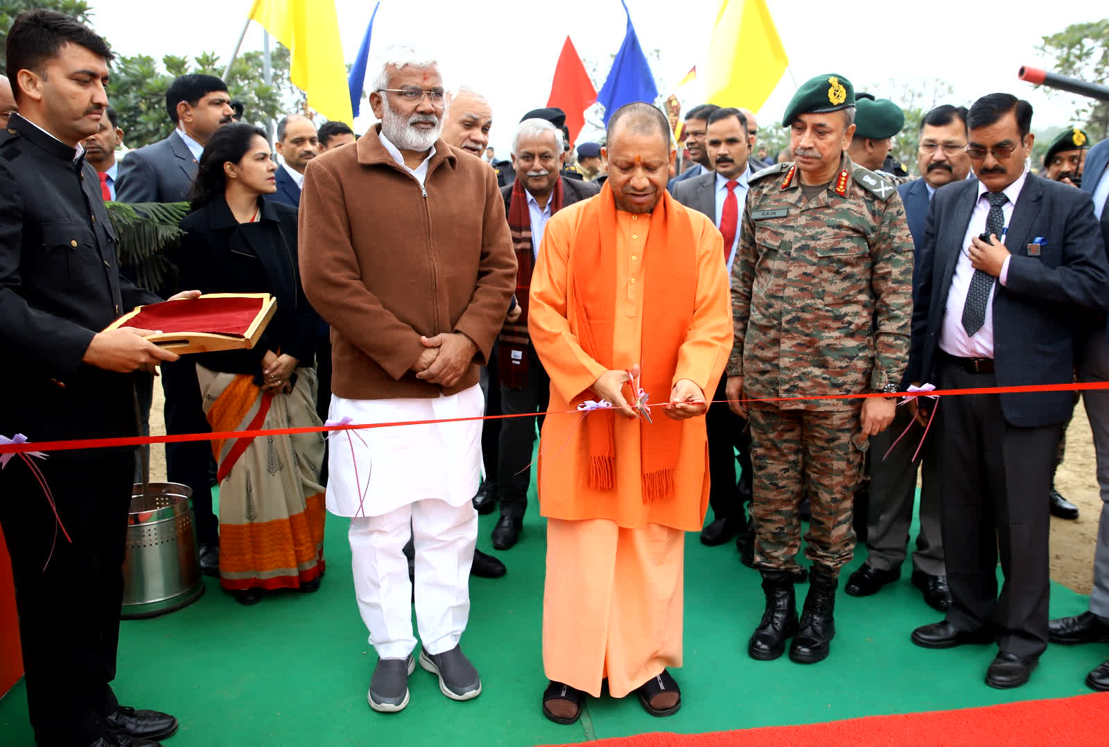 मुख्यमंत्री योगी आदित्यनाथ ने आज सेना के मध्य कमान में आयोजित तीन दिवसीय 'नो योर आर्मी' फेस्टिवल का शुभारंभ किया।